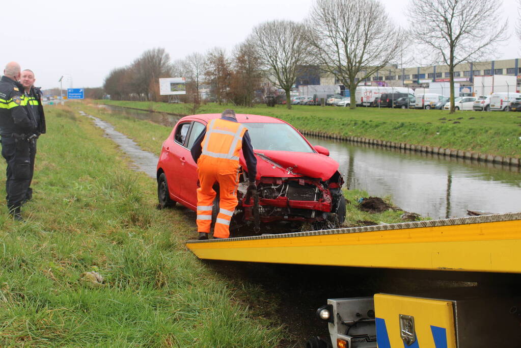 Automobilist raakt van de weg en belandt half in de sloot