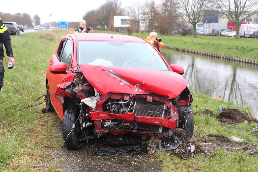 Automobilist raakt van de weg en belandt half in de sloot