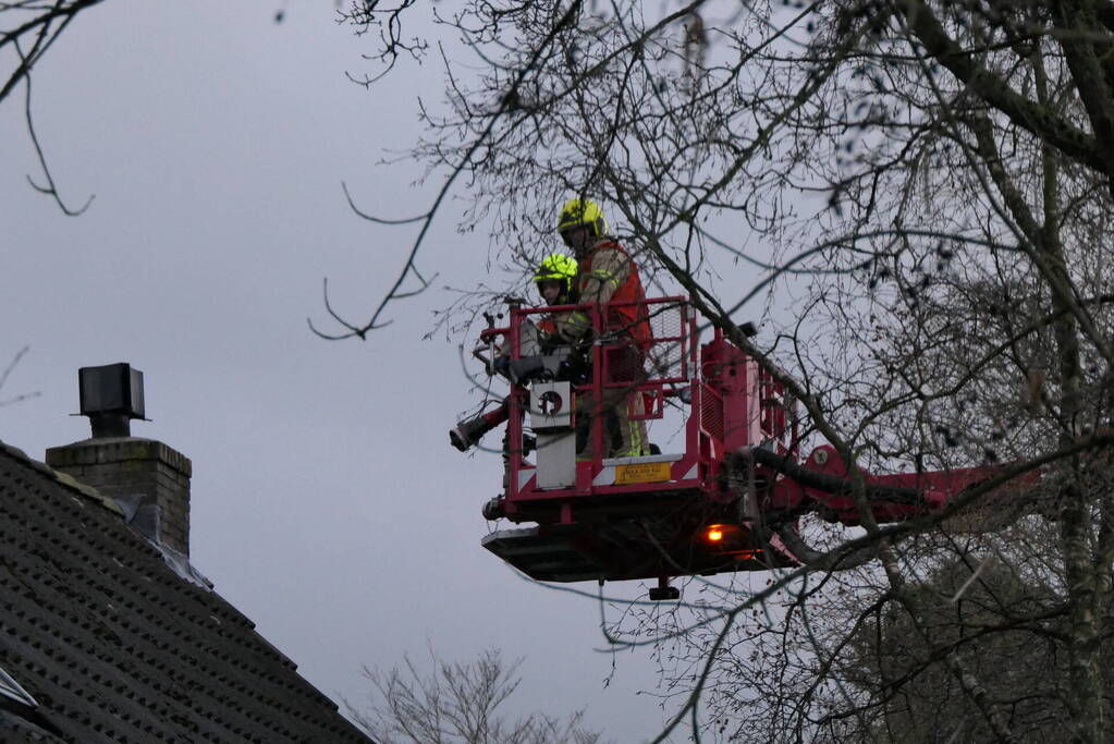 Brandweer controleert schoorsteen vanwege mogelijke brand