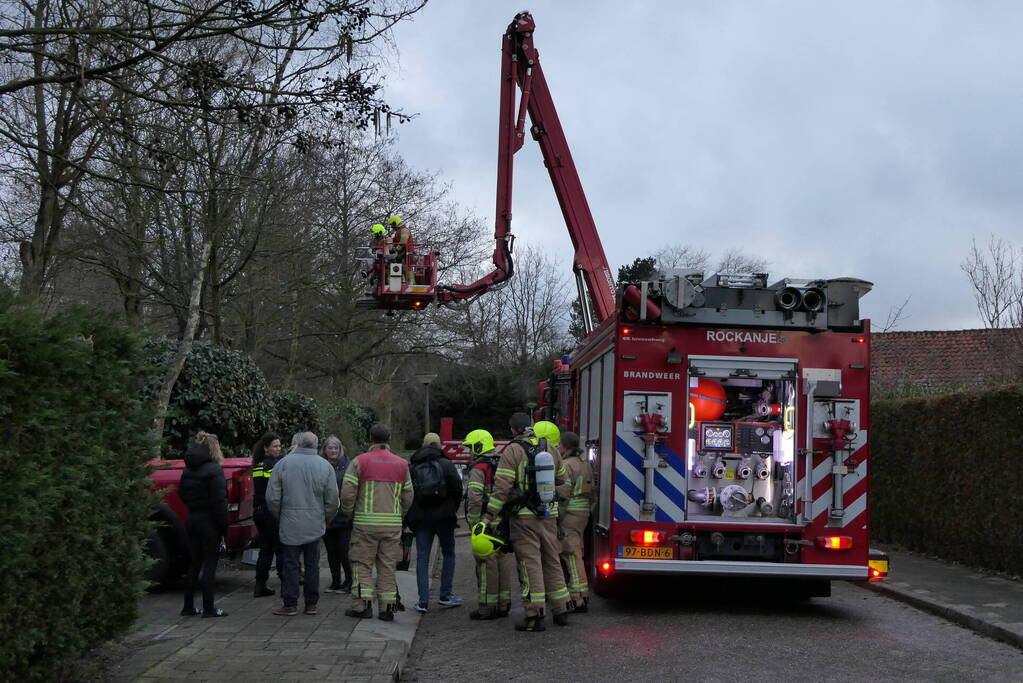 Brandweer controleert schoorsteen vanwege mogelijke brand