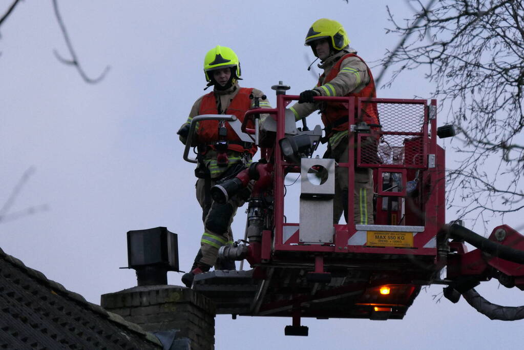 Brandweer controleert schoorsteen vanwege mogelijke brand