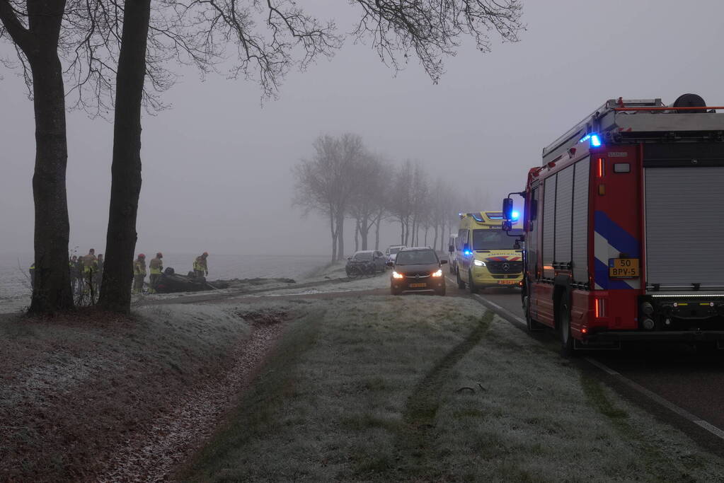 Auto raakt van de weg en belandt op de kop in de sloot