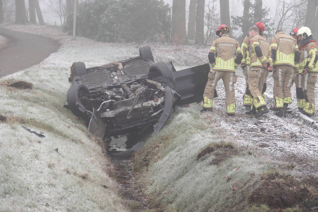 Auto raakt van de weg en belandt op de kop in de sloot