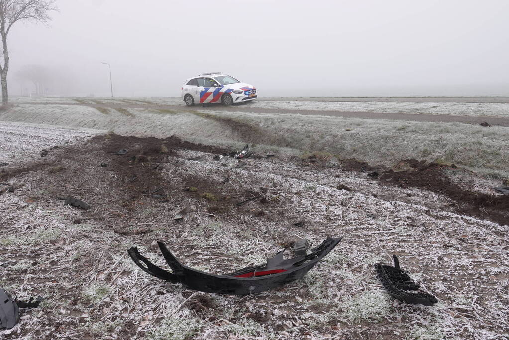 Auto raakt van de weg en belandt op de kop in de sloot