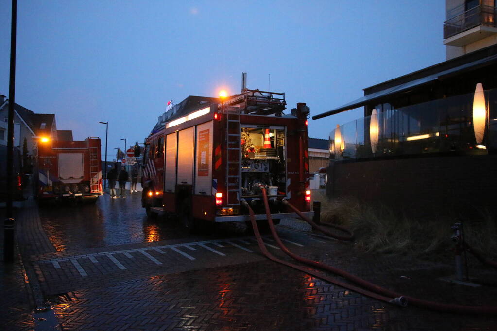 Brand op dak van hotel