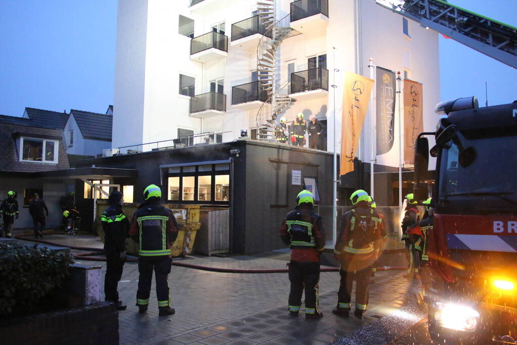 Brand op dak van hotel