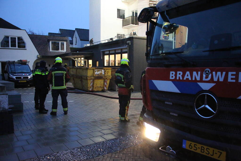 Brand op dak van hotel