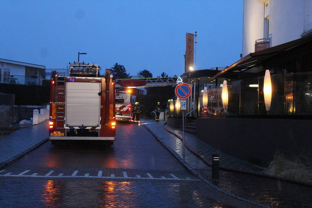 Brand op dak van hotel