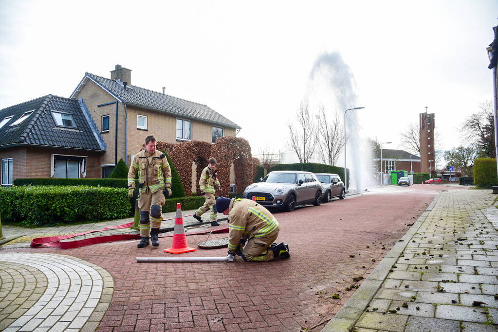 Water spuit meters hoog uit de grond