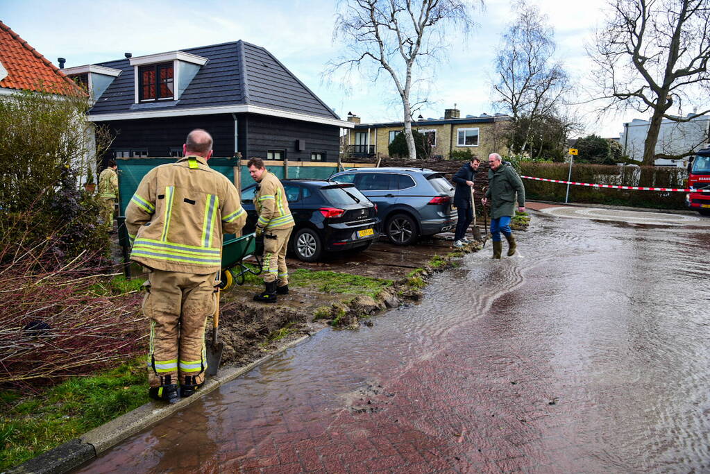 Water spuit meters hoog uit de grond