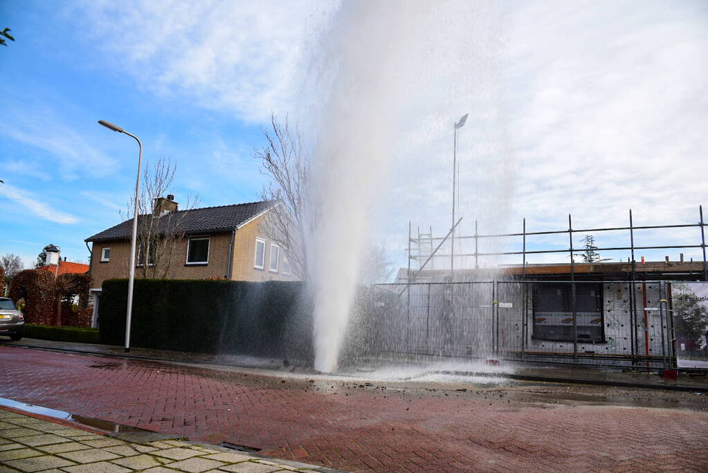 Water spuit meters hoog uit de grond