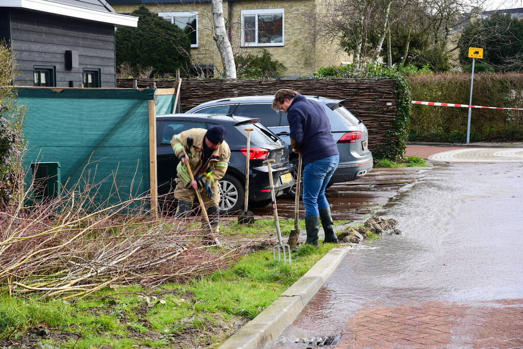 Water spuit meters hoog uit de grond