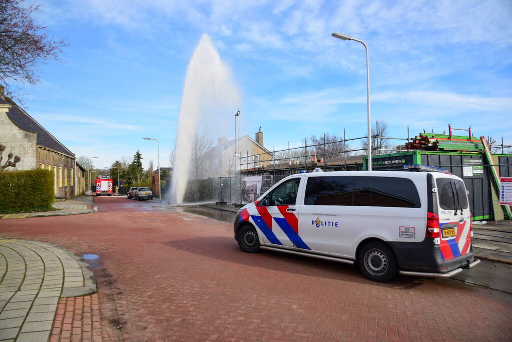 Water spuit meters hoog uit de grond