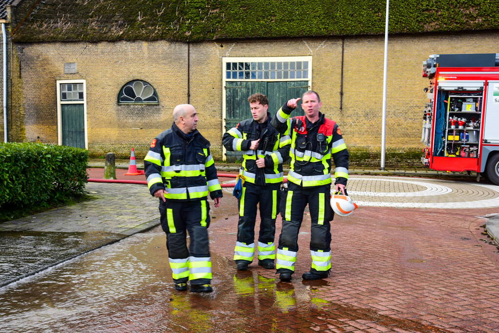 Water spuit meters hoog uit de grond