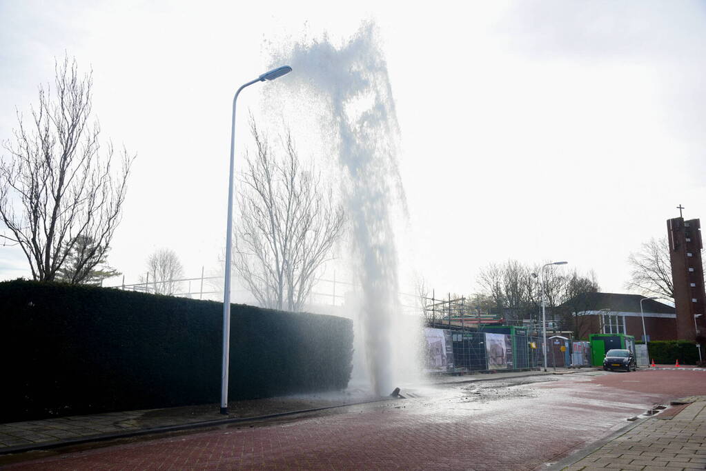 Water spuit meters hoog uit de grond