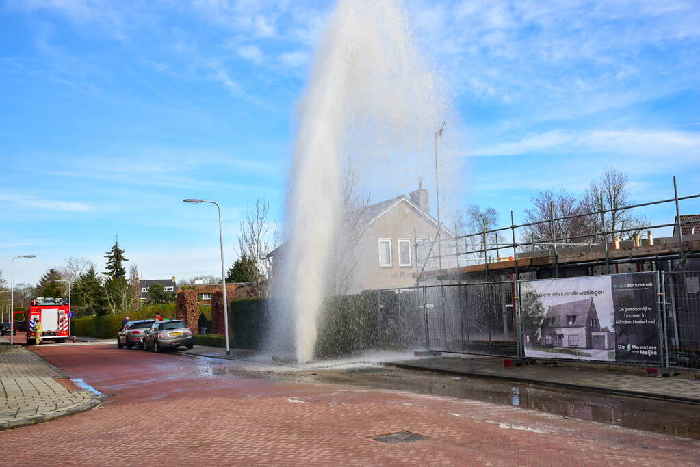 Water spuit meters hoog uit de grond