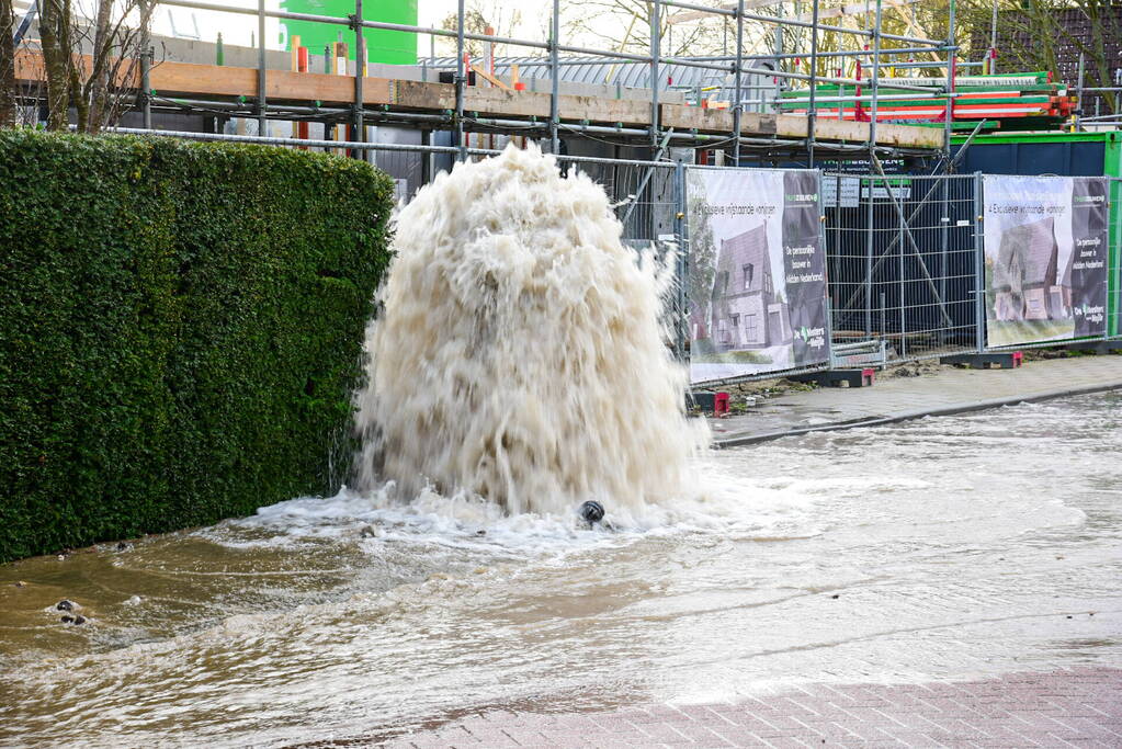 Water spuit meters hoog uit de grond