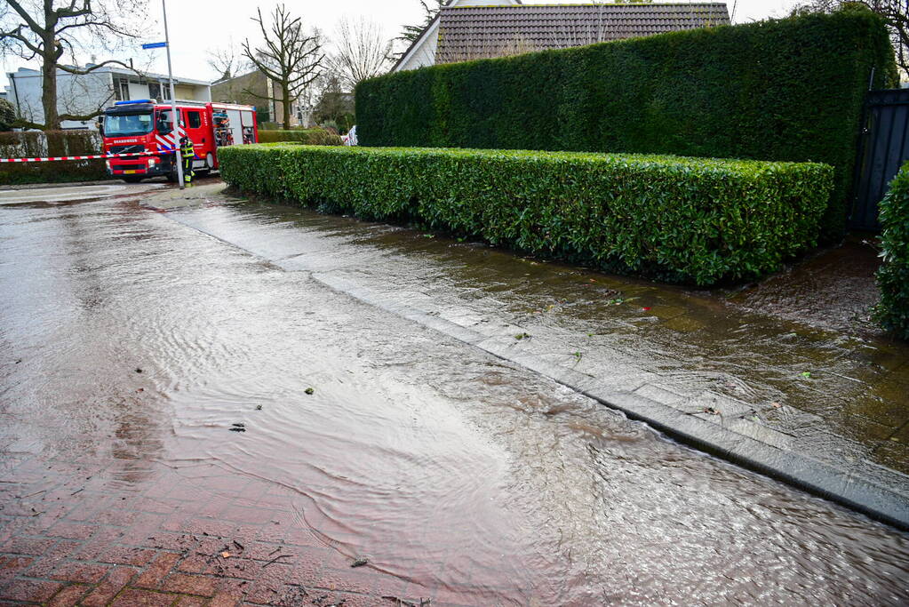 Water spuit meters hoog uit de grond