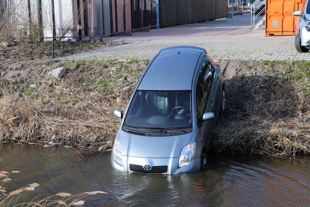 Auto belandt in sloot na vergeten handrem