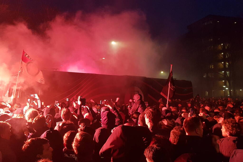 Duizenden fans verwelkomen spelersbus Feyenoord na gewonnen klassieker