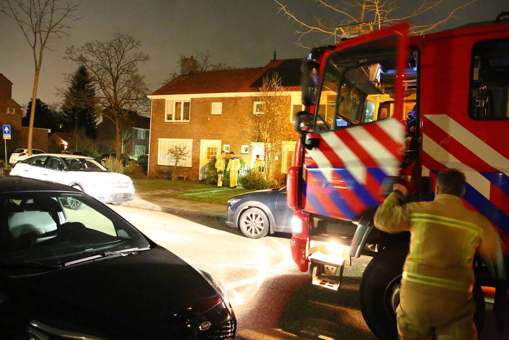 Brandweer spoelt riool na brandstof lucht