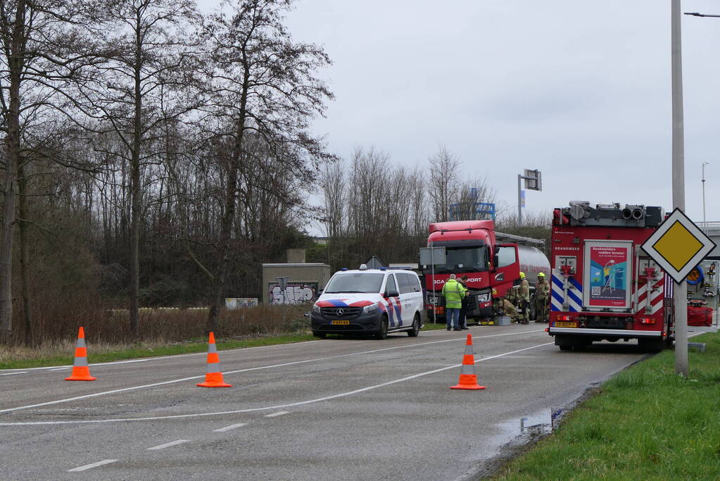 Vrachtwagen lekt brandstof in havengebied