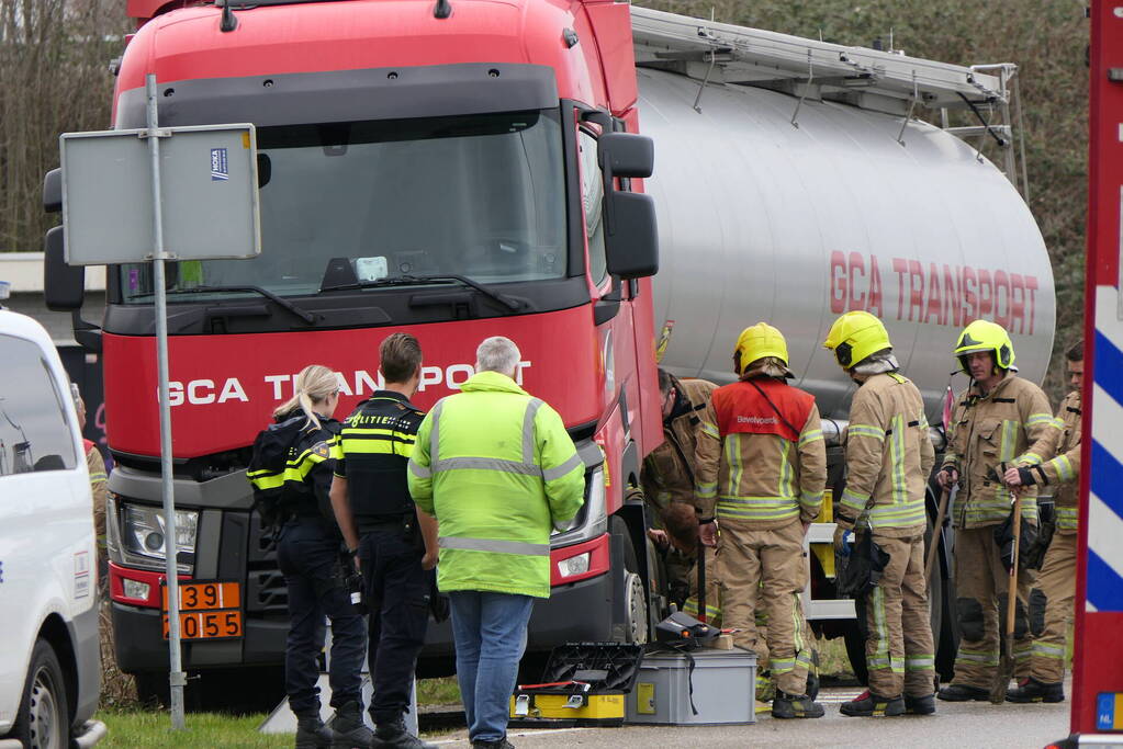 Vrachtwagen lekt brandstof in havengebied