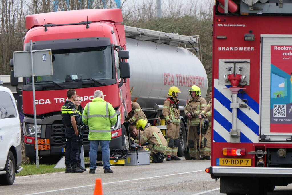 Vrachtwagen lekt brandstof in havengebied