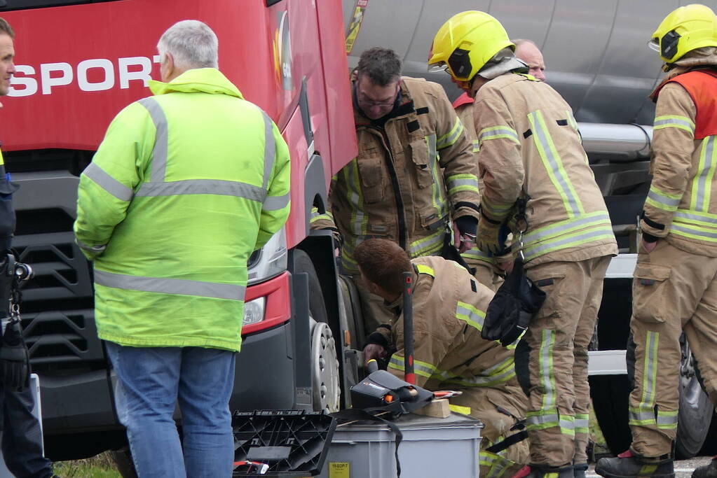 Vrachtwagen lekt brandstof in havengebied