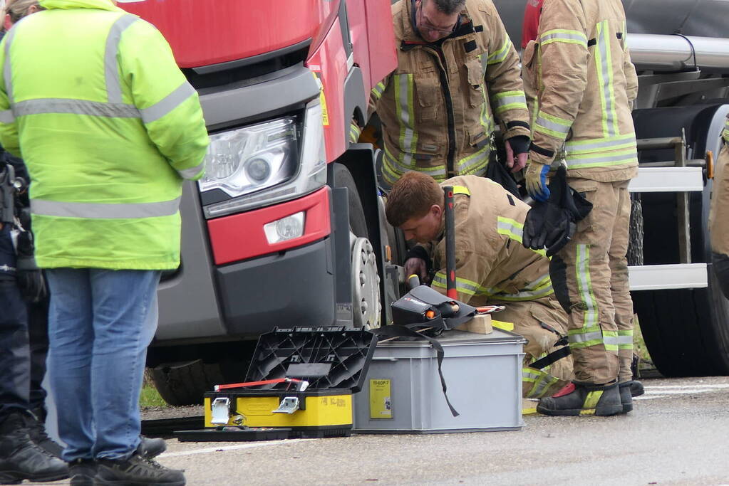 Vrachtwagen lekt brandstof in havengebied