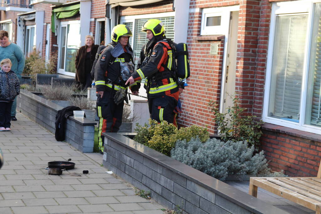 Vlam slaat in de pan tijdens bakken speklappen, bewoner loopt brandwonden op