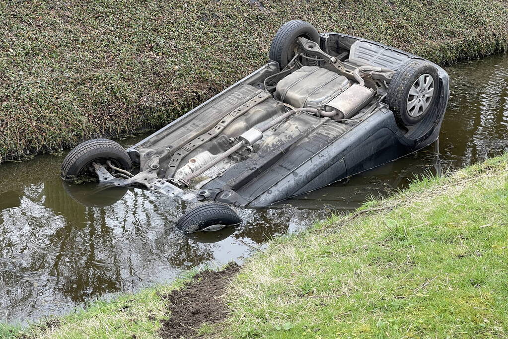 Automobilist rijdt achter uit belandt te water