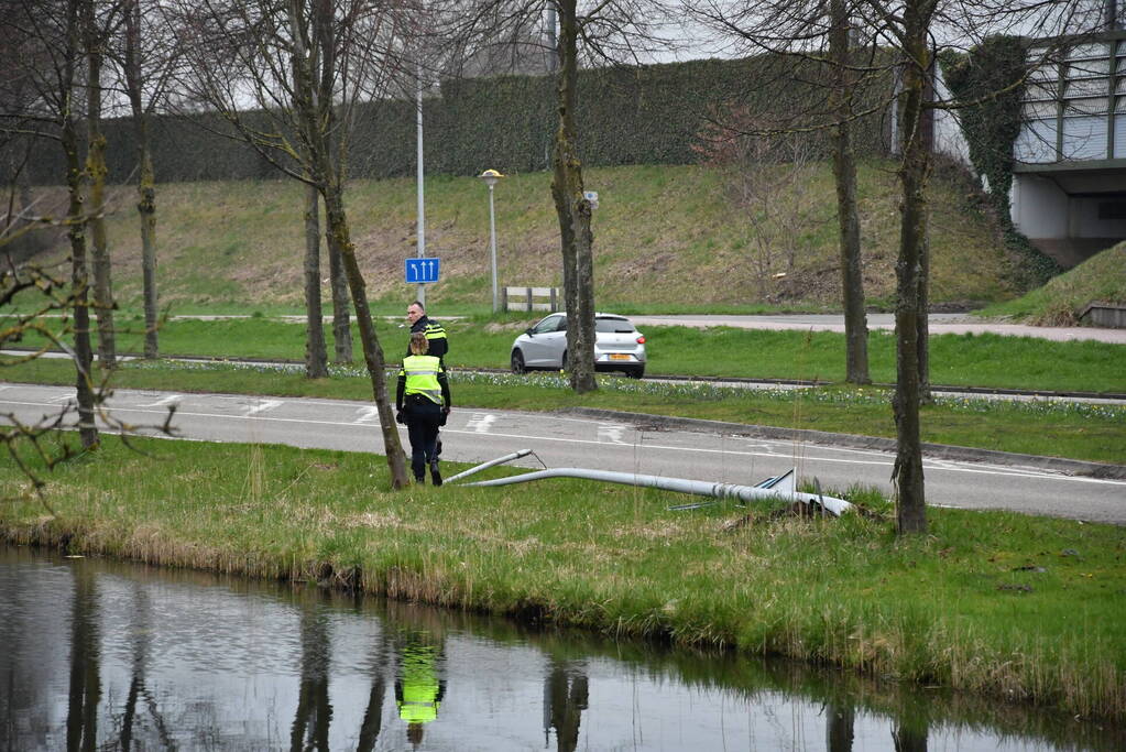 Auto botst op lantaarnpaal en boom