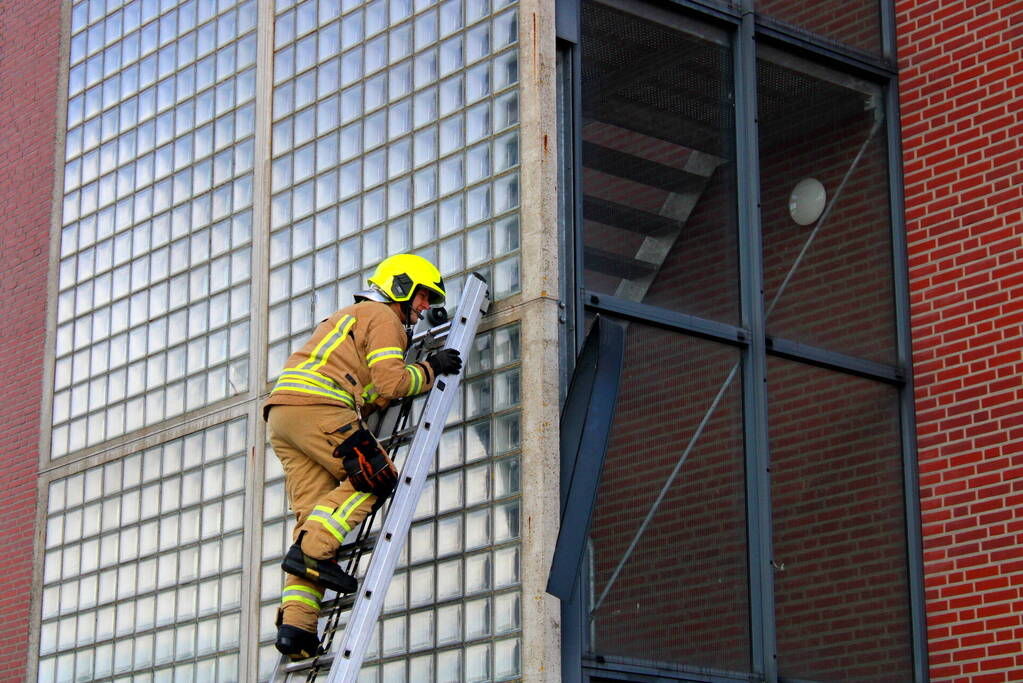 Brandweer verwijder loshangend geveldeel