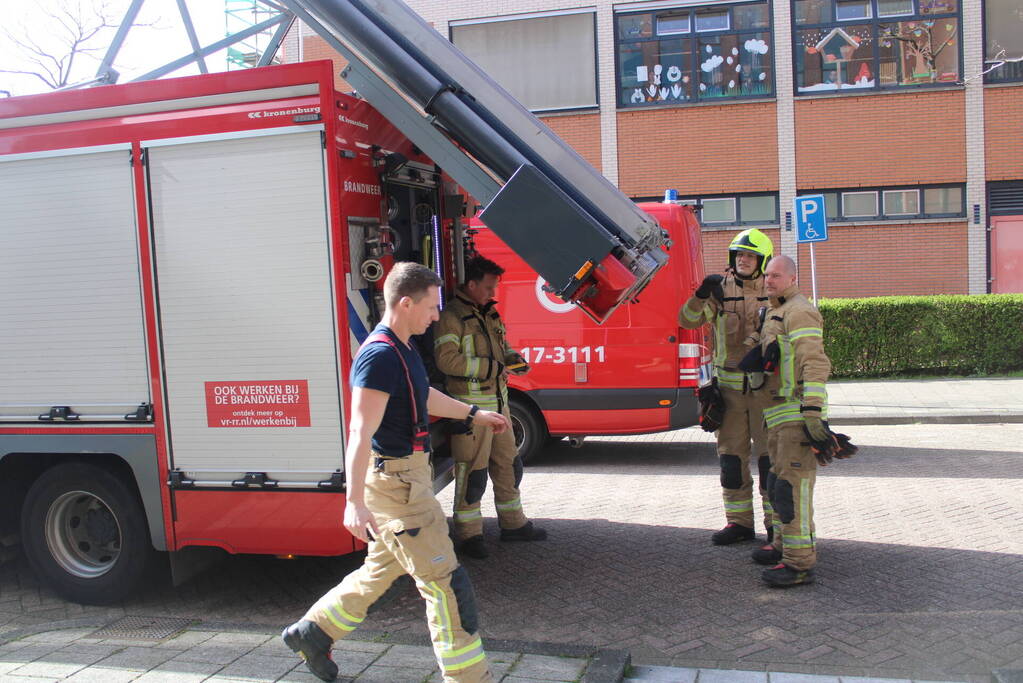 Brandweer verwijder loshangend geveldeel