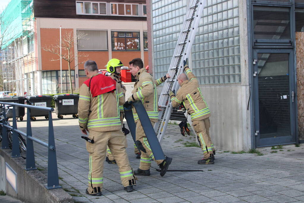 Brandweer verwijder loshangend geveldeel