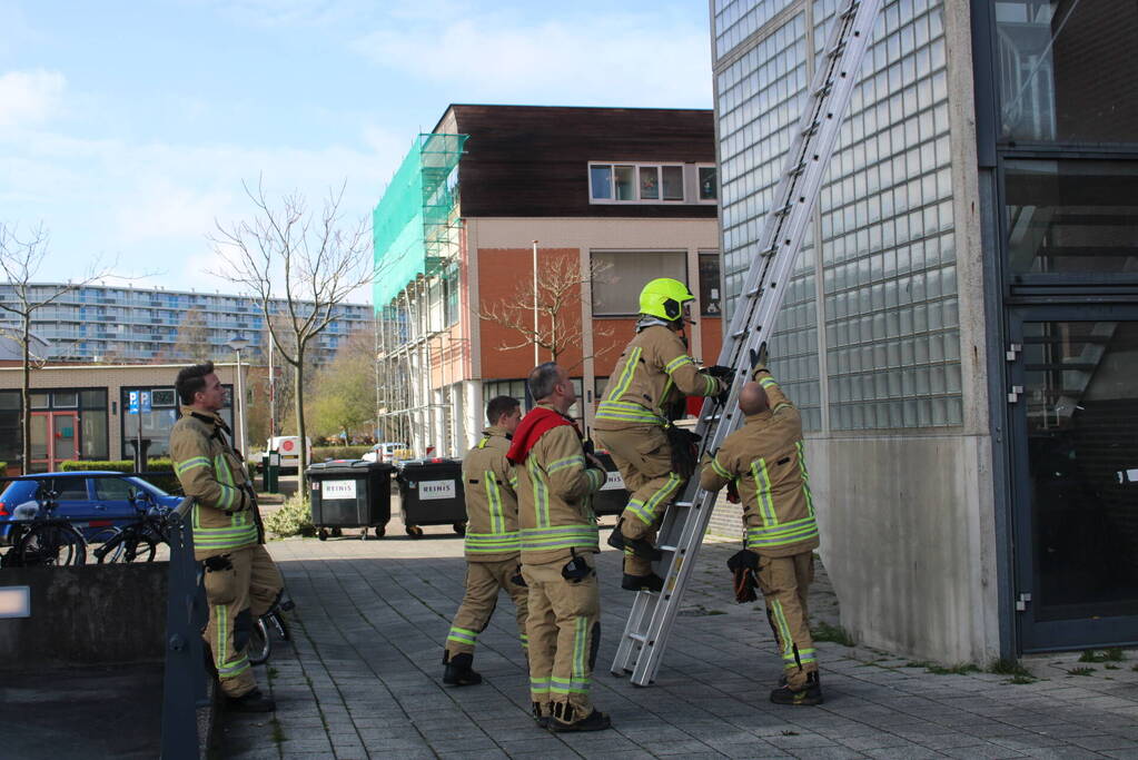 Brandweer verwijder loshangend geveldeel