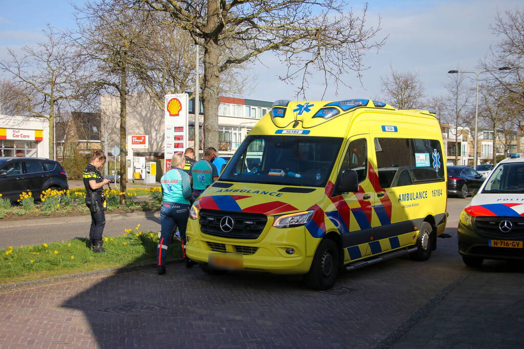 Jongen geschept door auto