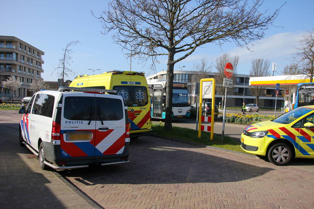 Jongen geschept door auto