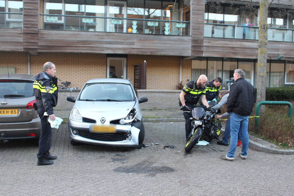 Flinke schade na aanrijding tussen auto en motor