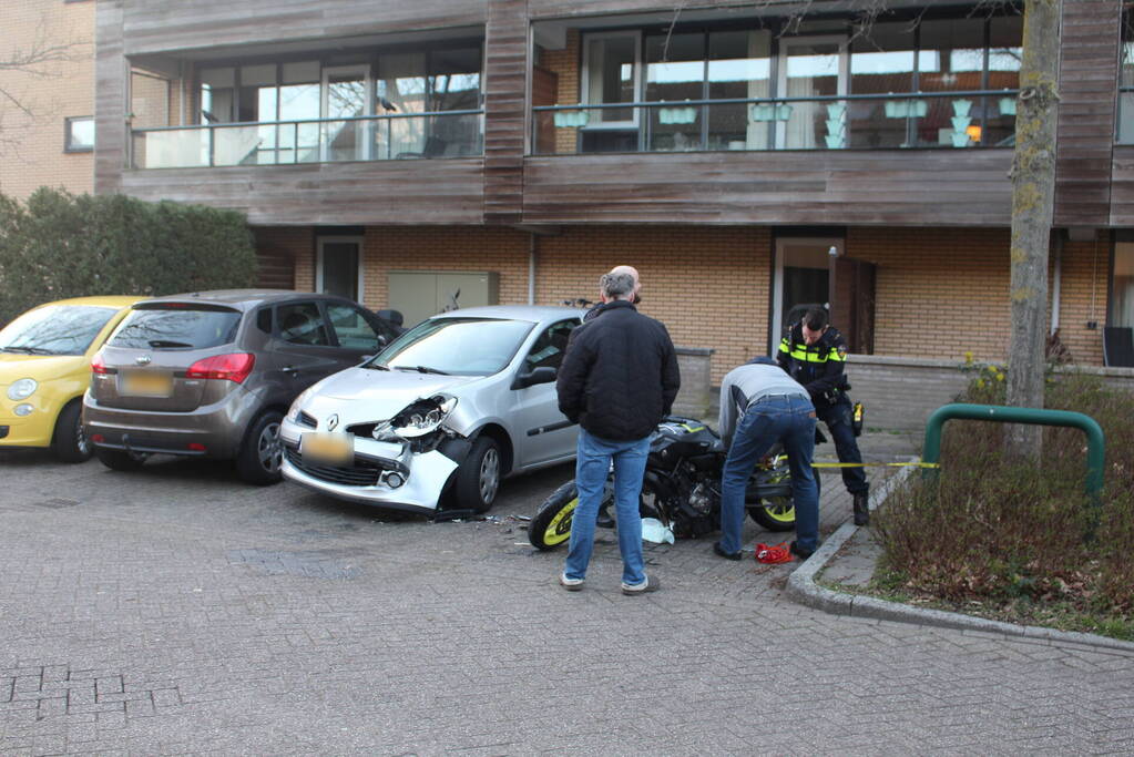 Flinke schade na aanrijding tussen auto en motor