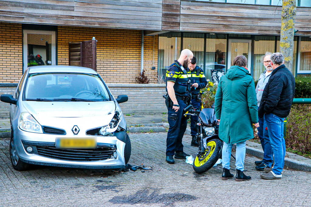 Flinke schade na aanrijding tussen auto en motor