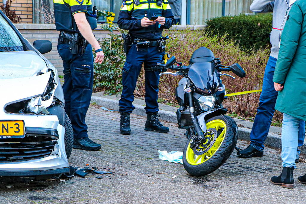 Flinke schade na aanrijding tussen auto en motor