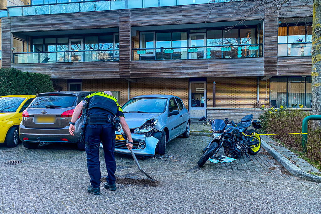 Flinke schade na aanrijding tussen auto en motor