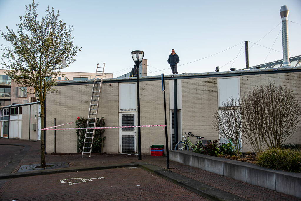 Jarige brandweerman verrast met melding op dak snackbar