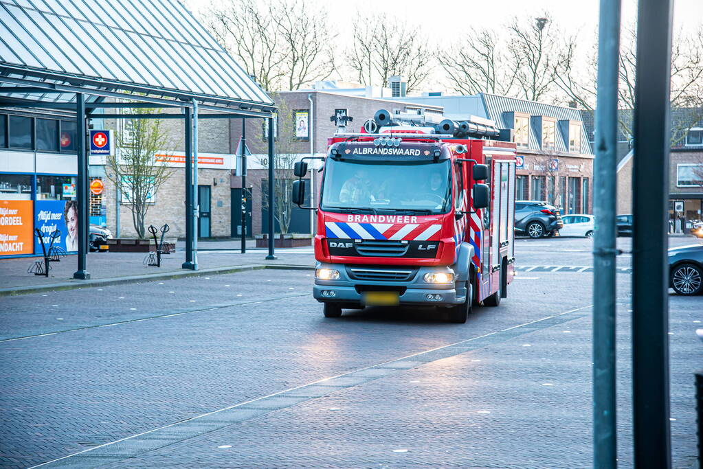 Jarige brandweerman verrast met melding op dak snackbar