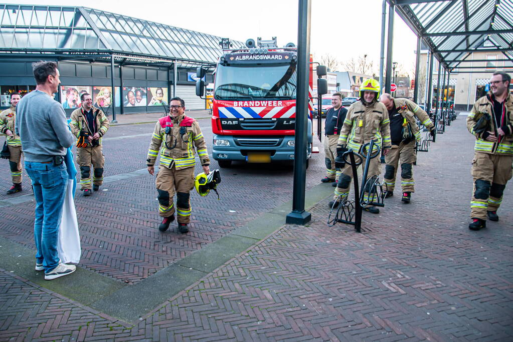 Jarige brandweerman verrast met melding op dak snackbar