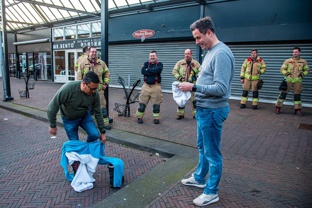 Jarige brandweerman verrast met melding op dak snackbar