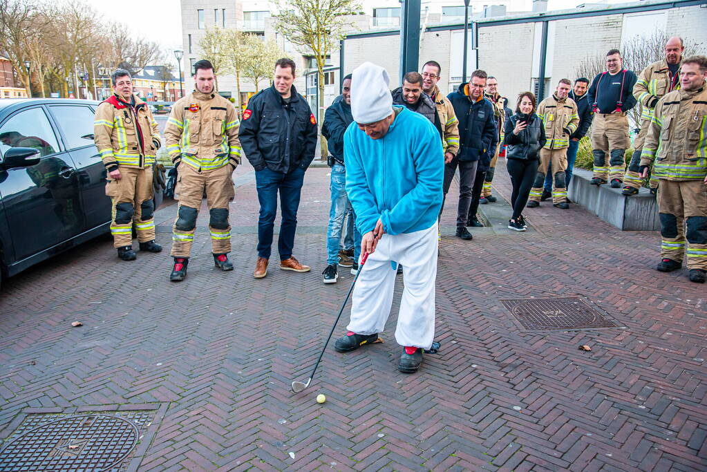 Jarige brandweerman verrast met melding op dak snackbar