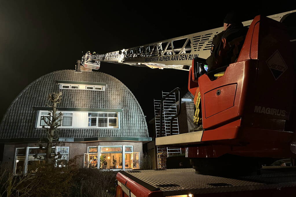 Brand in schoorsteen van woning